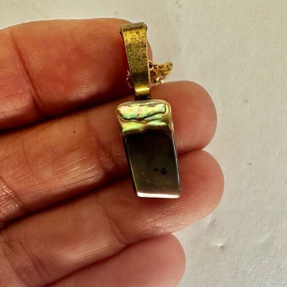 Gold tone abalone pendant necklace - Picture 4 of 10